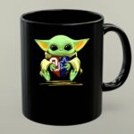 Baby Yoda Holding Oklahoma Sooners And Dallas Cowboys Heart 1 mug.jpg