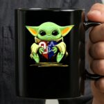 Baby Yoda Holding Oklahoma Sooners And Dallas Cowboys Heart 3 mug.jpg