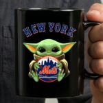 Baby Yoda Hugs The New York Mets Baseball 3 mug.jpg
