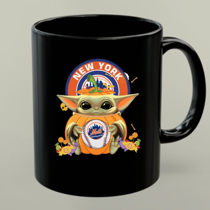 Halloween Pumpkin Baby Yoda Holding New York Mets Baseball with City Skyline 1 mug.jpg