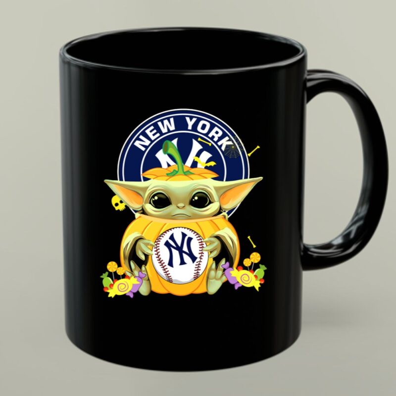 Halloween Pumpkin Baby Yoda Holding New York Yankees Baseball 1 mug.jpg