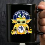 Halloween Pumpkin Baby Yoda Holding New York Yankees Baseball 3 mug.jpg