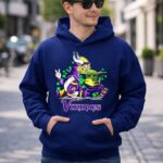 Leprechauns-Gnomes-Baby-Yoda-Hug-Vikings-Football-Team-2-Hoodie