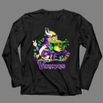 Leprechauns-Gnomes-Baby-Yoda-Hug-Vikings-Football-Team-4-Long-Sleeves