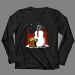 The-Best-Snowman-In-The-Parsec-Yoda-Hugs-Snowman-Mandalorian-Helmet-Snow-Star-Wars-4-Long-Sleeves